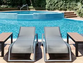 Basen z leżakami w Acapulco