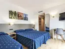 Nowoczesny pokój z łóżkami w Acapulco