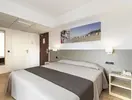 Sypialnia z dużym łóżkiem w Acapulco