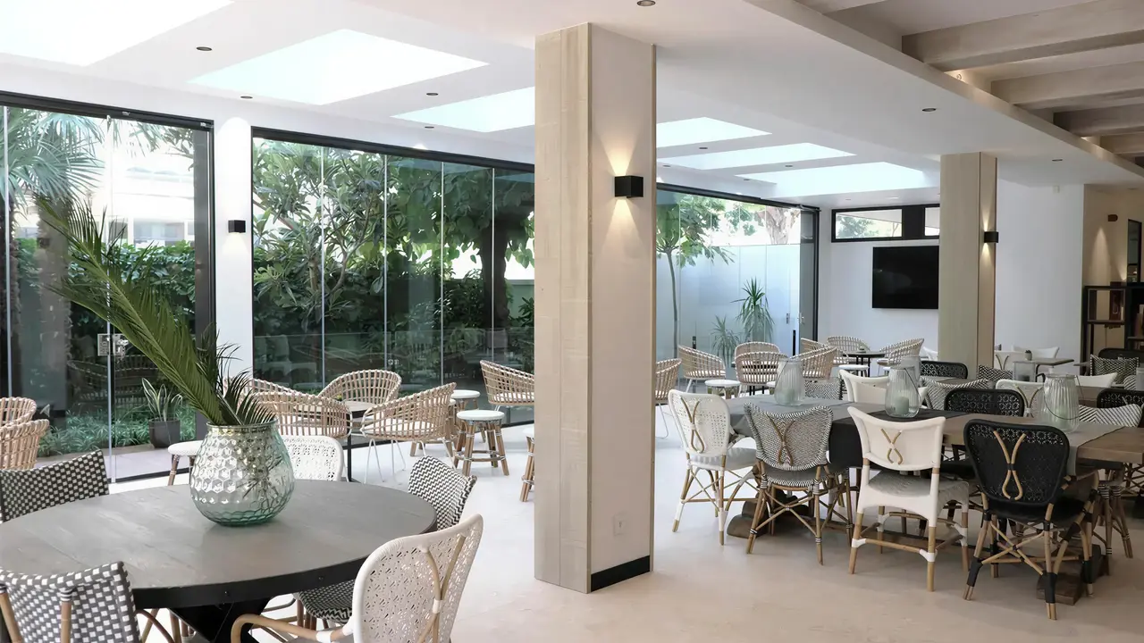 Jasna restauracja w Acapulco z nowoczesnymi meblami