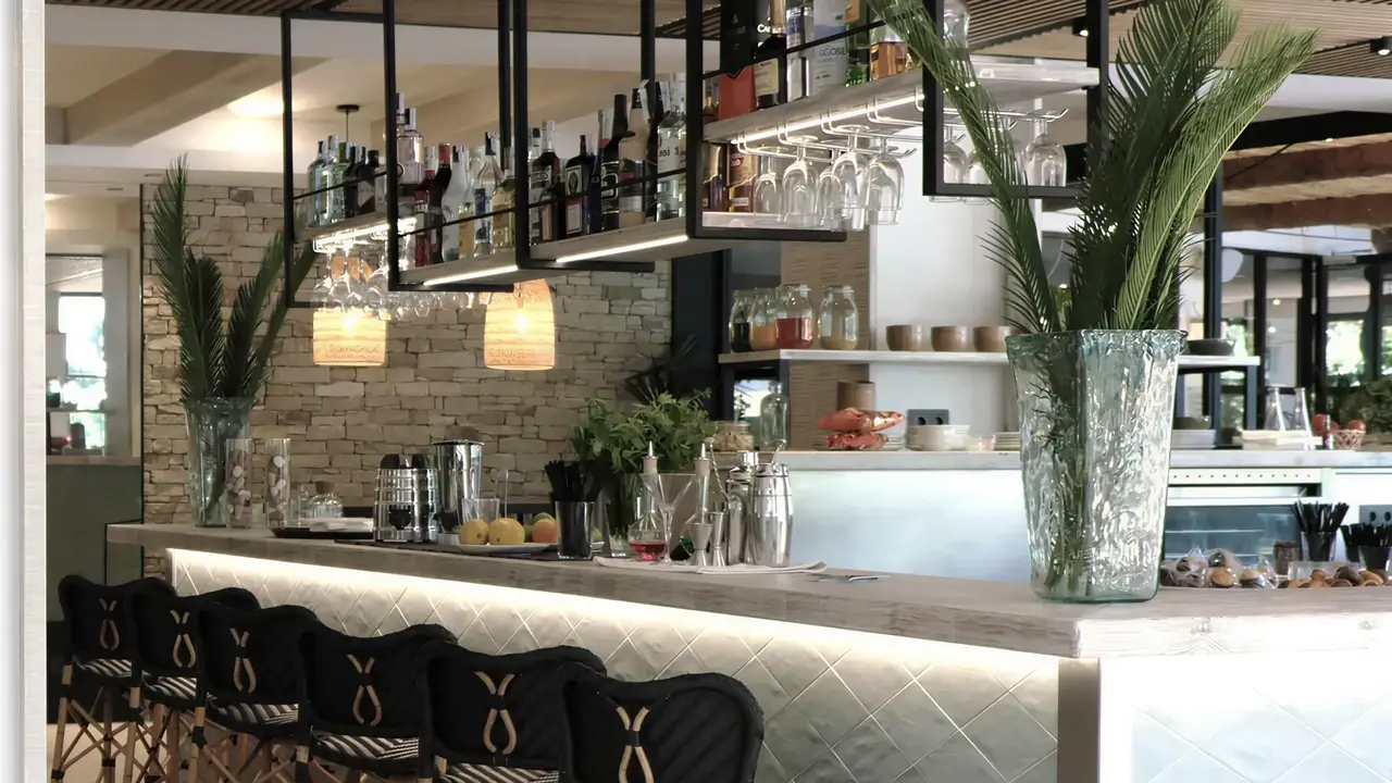 Nowoczesny bar z wysokimi krzesłami w Acapulco