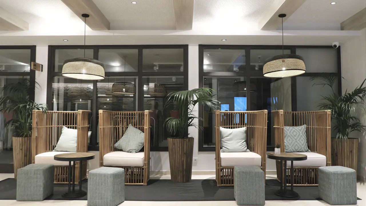 Wnętrze z wygodnymi fotelami w Acapulco