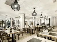 Jadalnia w hotelu Acapulco z ustawionymi stolikami