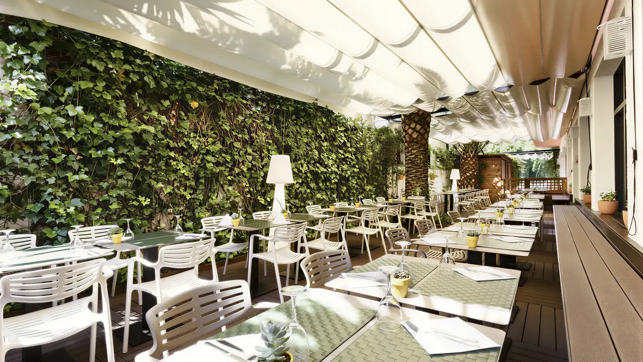 Restauracja w Acapulco z białymi krzesłami