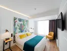 Nowoczesna sypialnia w Acapulco z żółtym fotelem