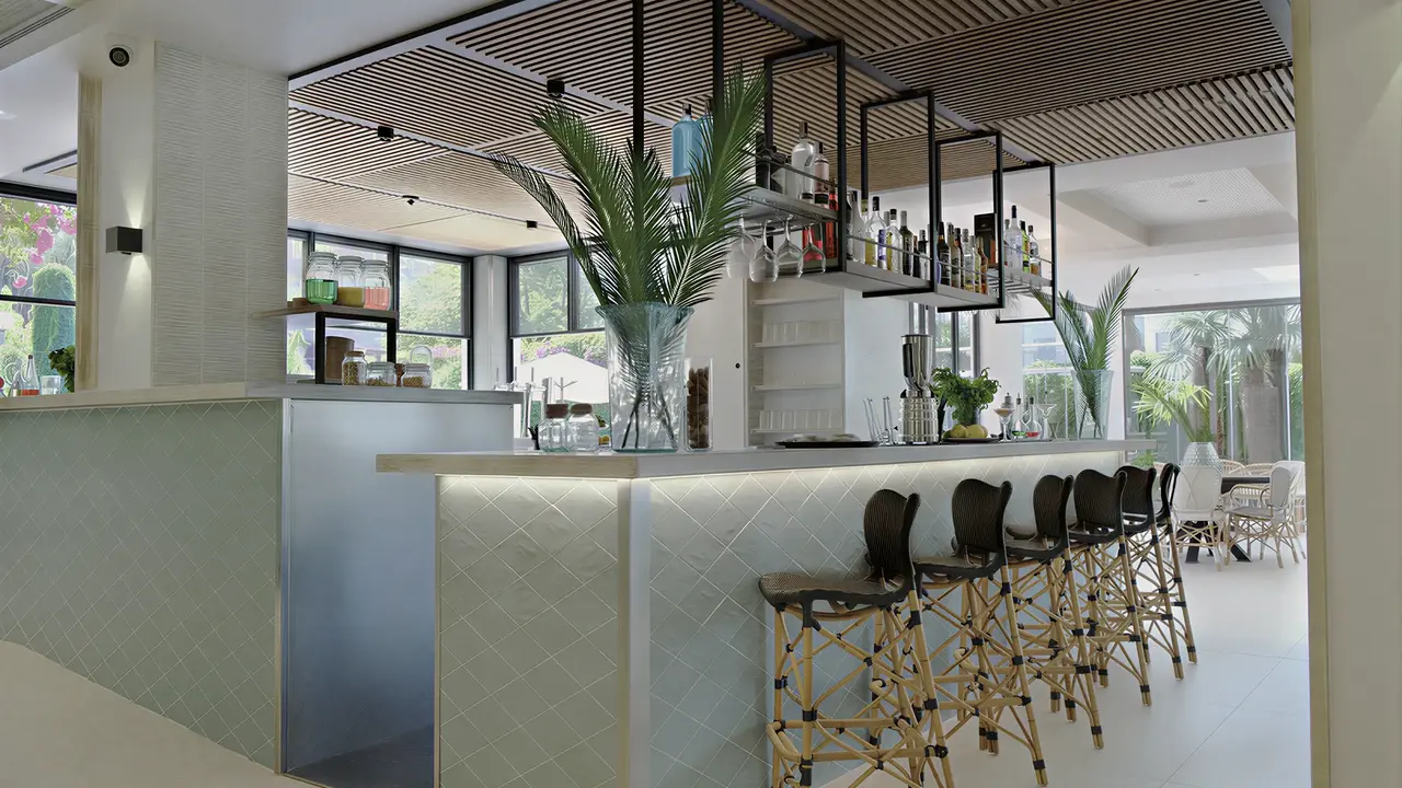 Nowoczesny bar z wysokimi krzesłami w Acapulco