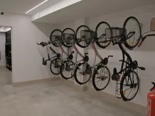 Rząd rowerów w pomieszczeniu Acapulco