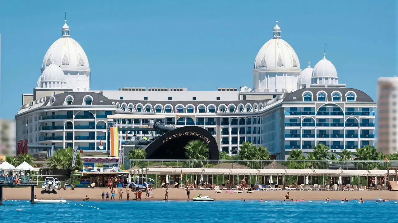 Widok na fasadę hotelu Adalya Elite Lara