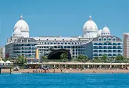 Widok na fasadę hotelu Adalya Elite Lara