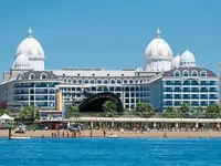 Widok na fasadę hotelu Adalya Elite Lara