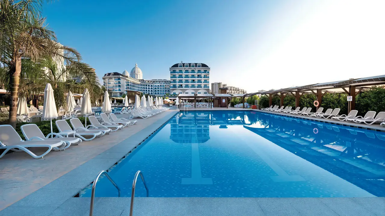 Basen przy hotelu Adalya Elite Lara