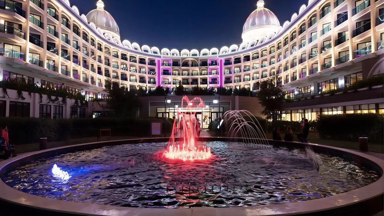 Widok na fasadę hotelu Adalya Elite Lara