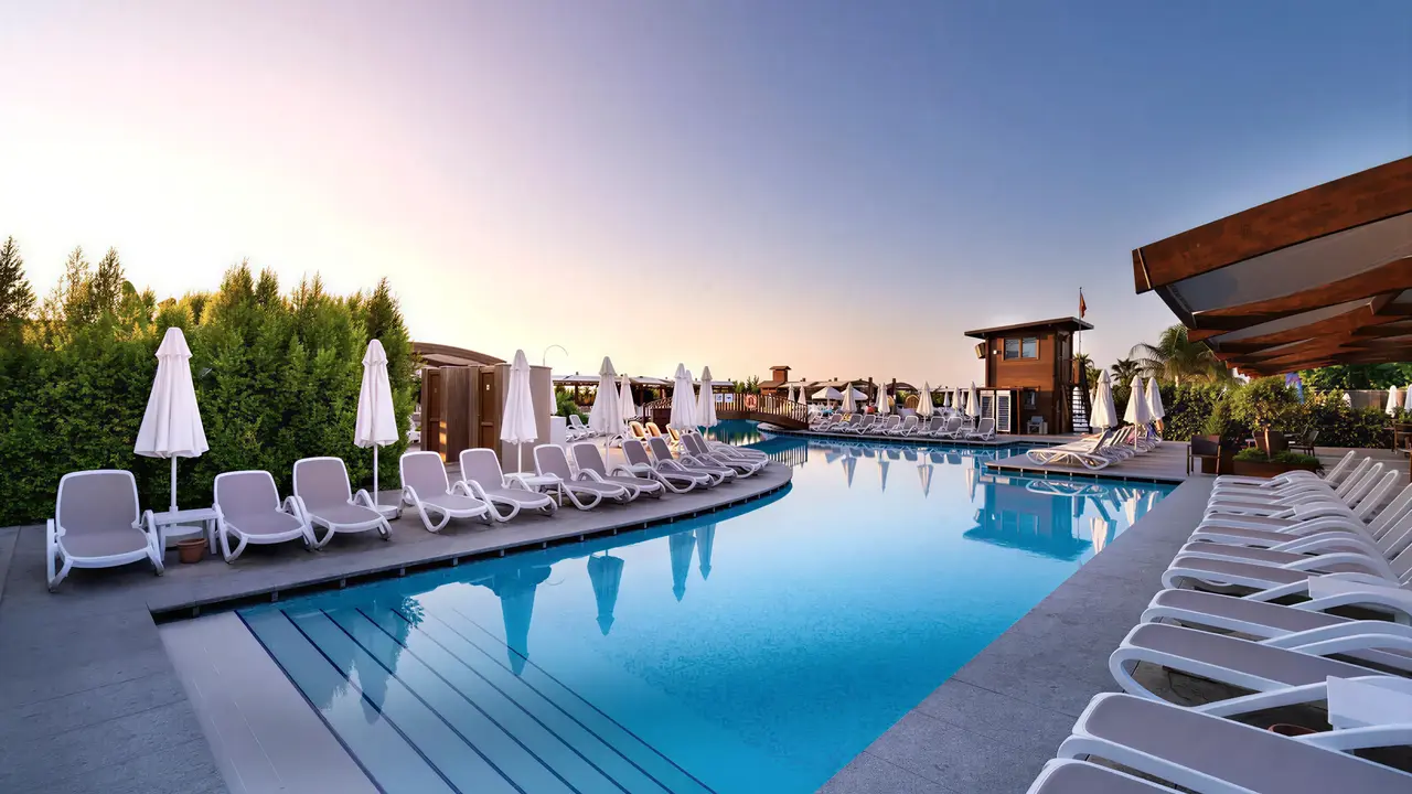 Basen z leżakami przy hotelu Adalya Elite Lara
