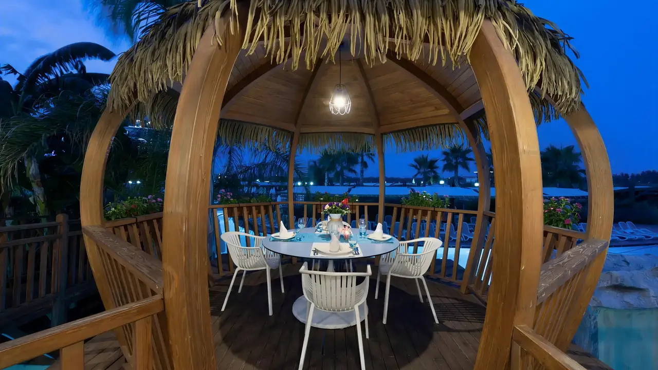 Stolik restauracyjny w altanie Adalya Elite Lara