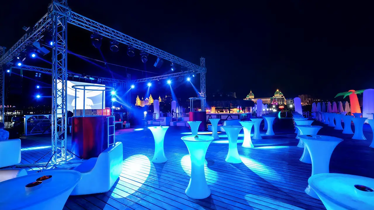 Strefa eventowa z wysokimi stolikami w Adalya Elite Lara