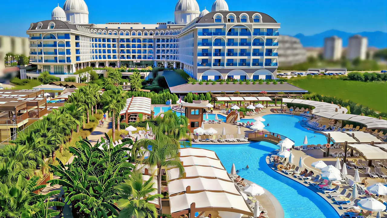 Widok na hotel Adalya Elite Lara i baseny