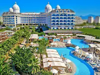 Widok na hotel Adalya Elite Lara i baseny