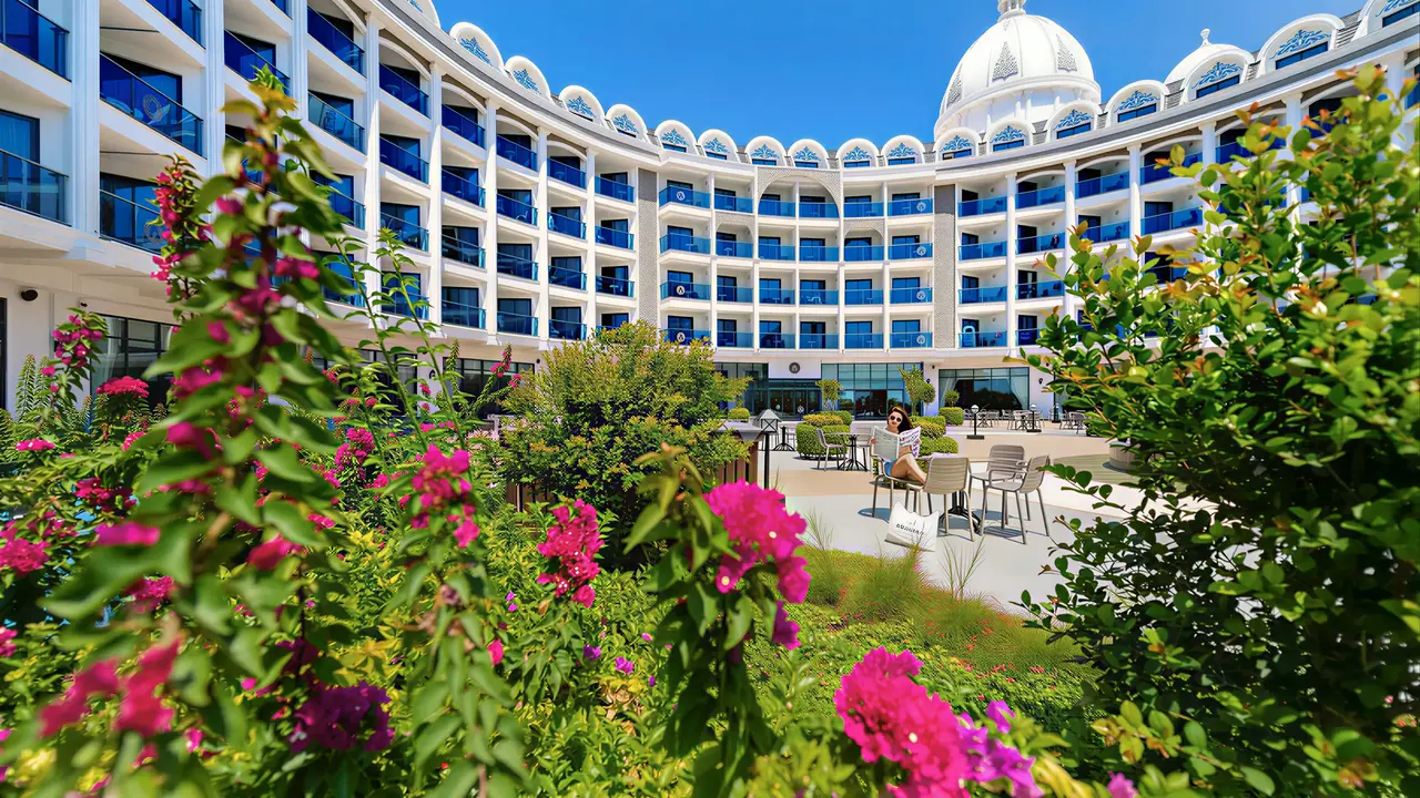 Fasada i dziedziniec hotelu Adalya Elite Lara