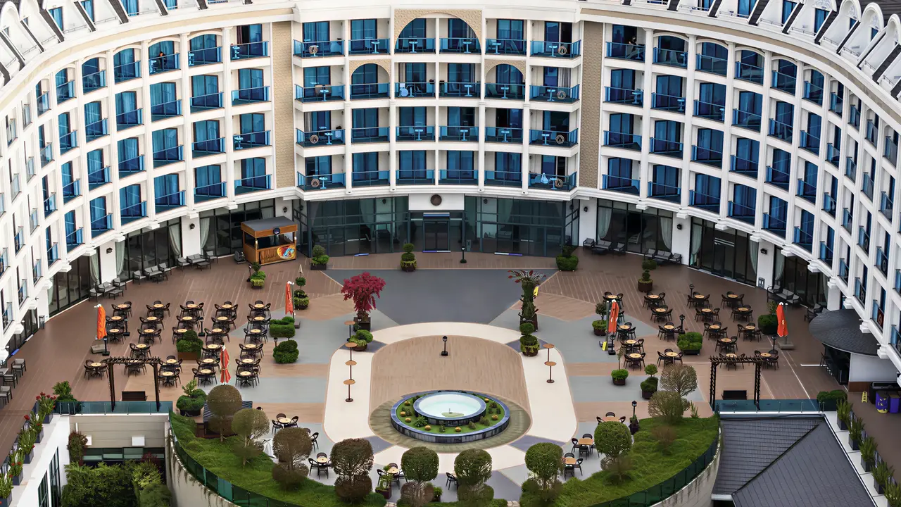 Widok na fasadę hotelu Adalya Elite Lara