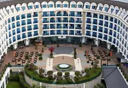 Widok na fasadę hotelu Adalya Elite Lara