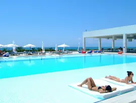 Basen przy hotelu Adam & Eve