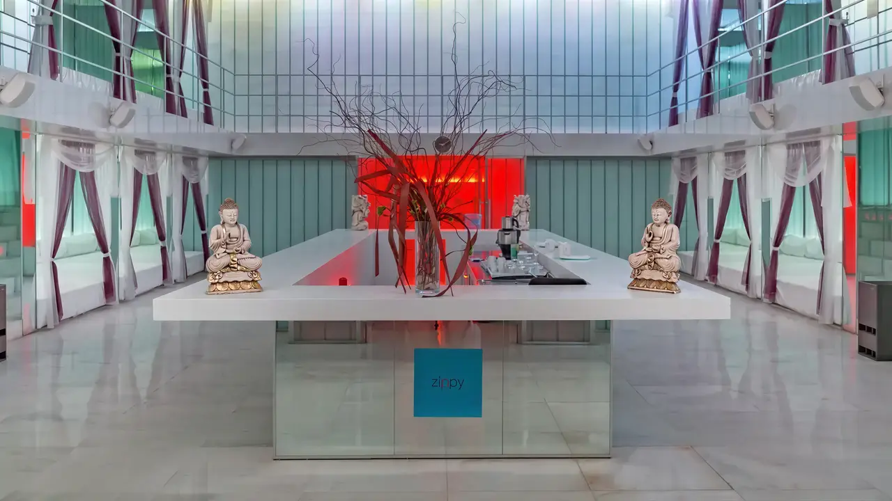 Wnętrze lobby w Adam & Eve