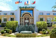 Fasada budynku Agadir Beach Club z fontanną przed wejściem