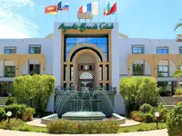 Fasada budynku Agadir Beach Club  z fontanną przed wejściem