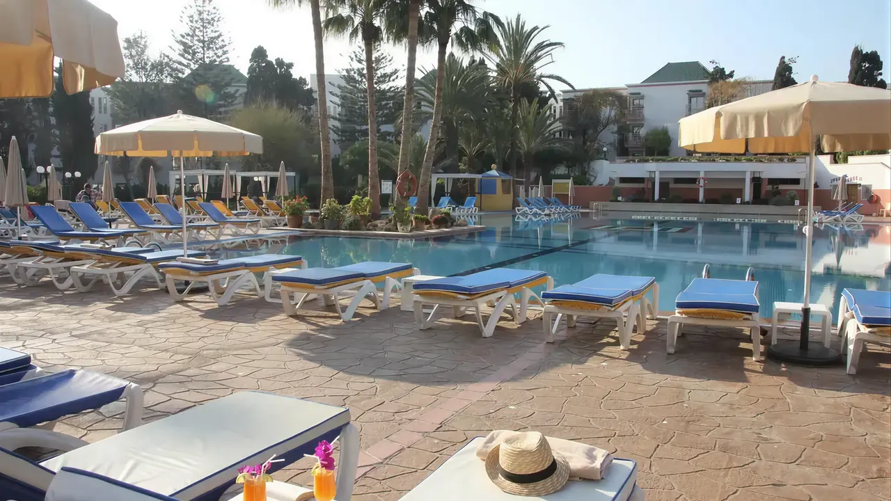 Basen i leżaki w hotelu Agadir Beach Club