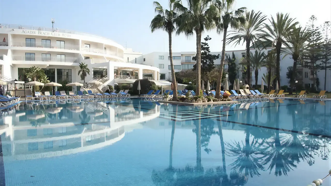 Basen z leżakami w Agadir Beach Club