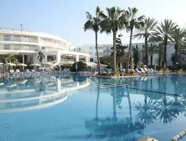 Basen z leżakami w Agadir Beach Club