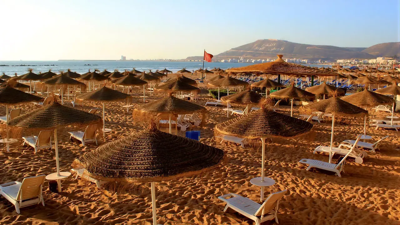 Leżaki i parasole na plaży w Agadir Beach Club