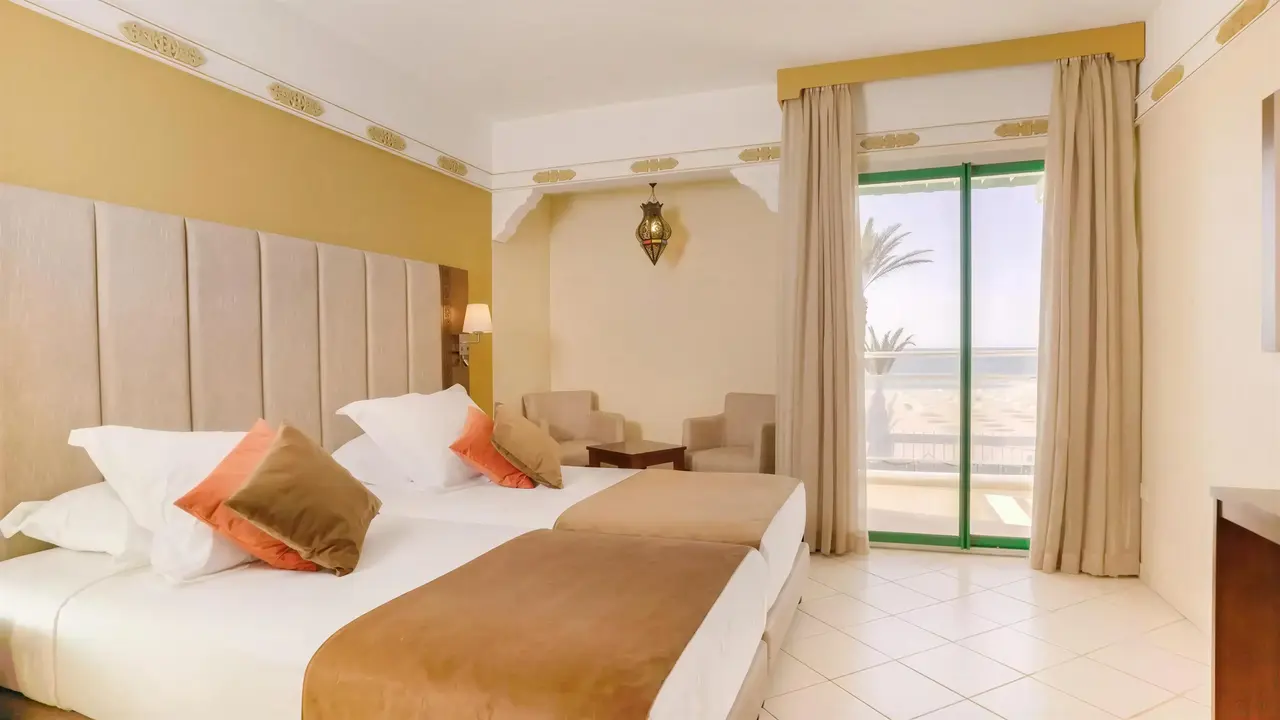 Sypialnia w hotelu Agadir Beach Club z widokiem na zewnątrz