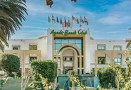Elewacja budynku Agadir Beach Club z flagami