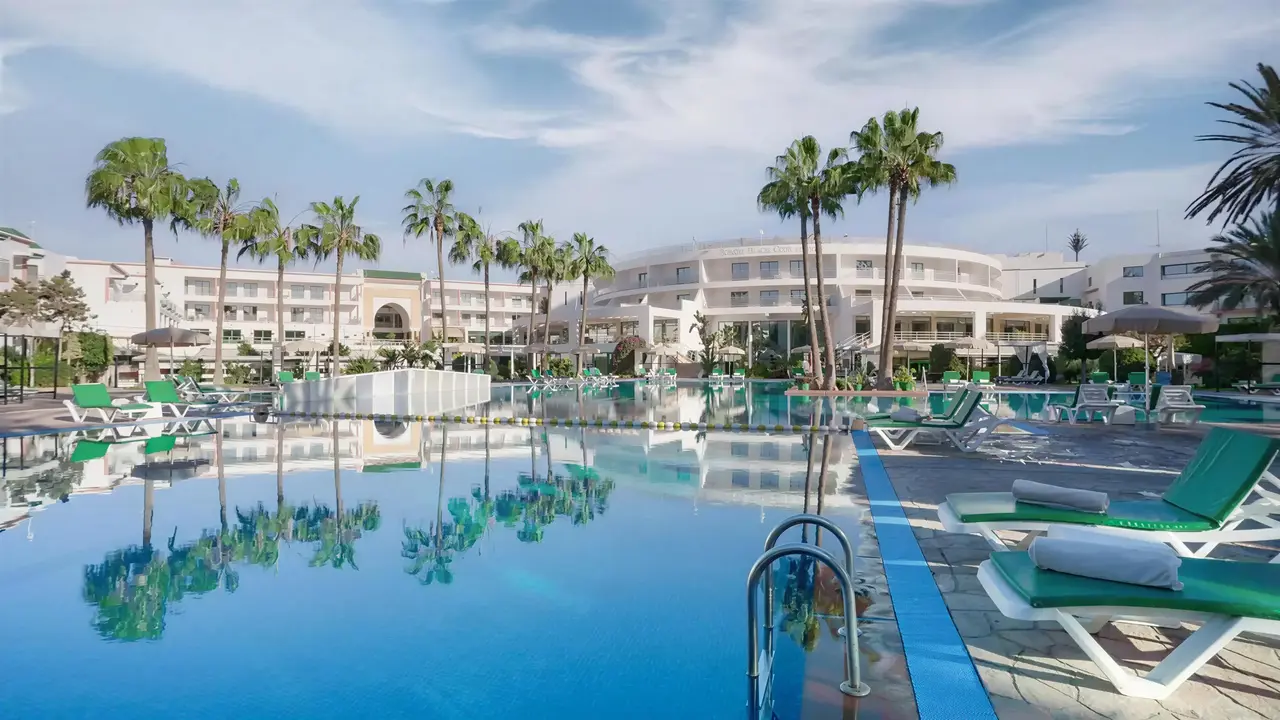 Basen z leżakami w hotelu Agadir Beach Club