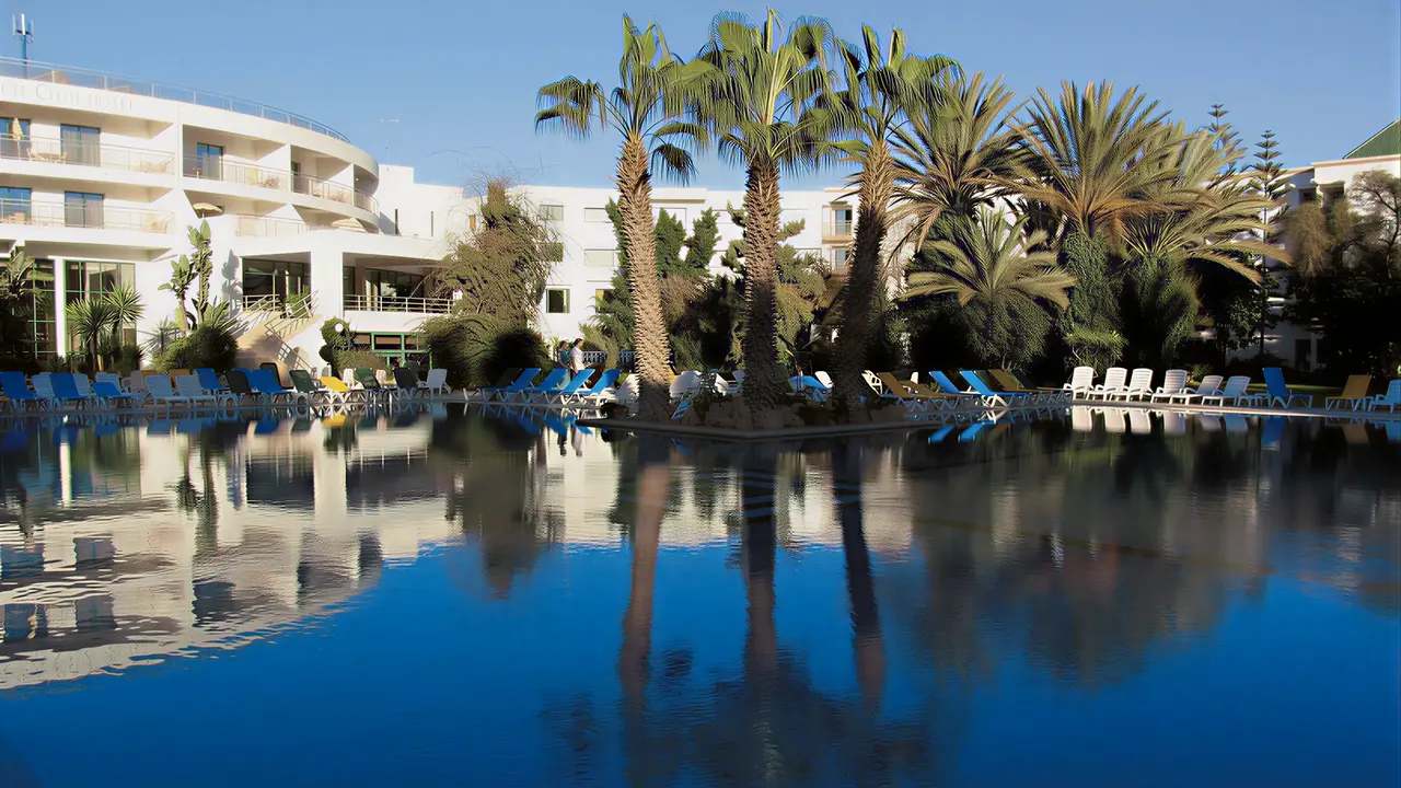 Basen z palmami w hotelu Agadir Beach Club