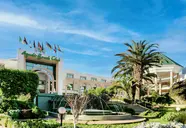 Elewacja i wejście do Agadir Beach Club z fontanną