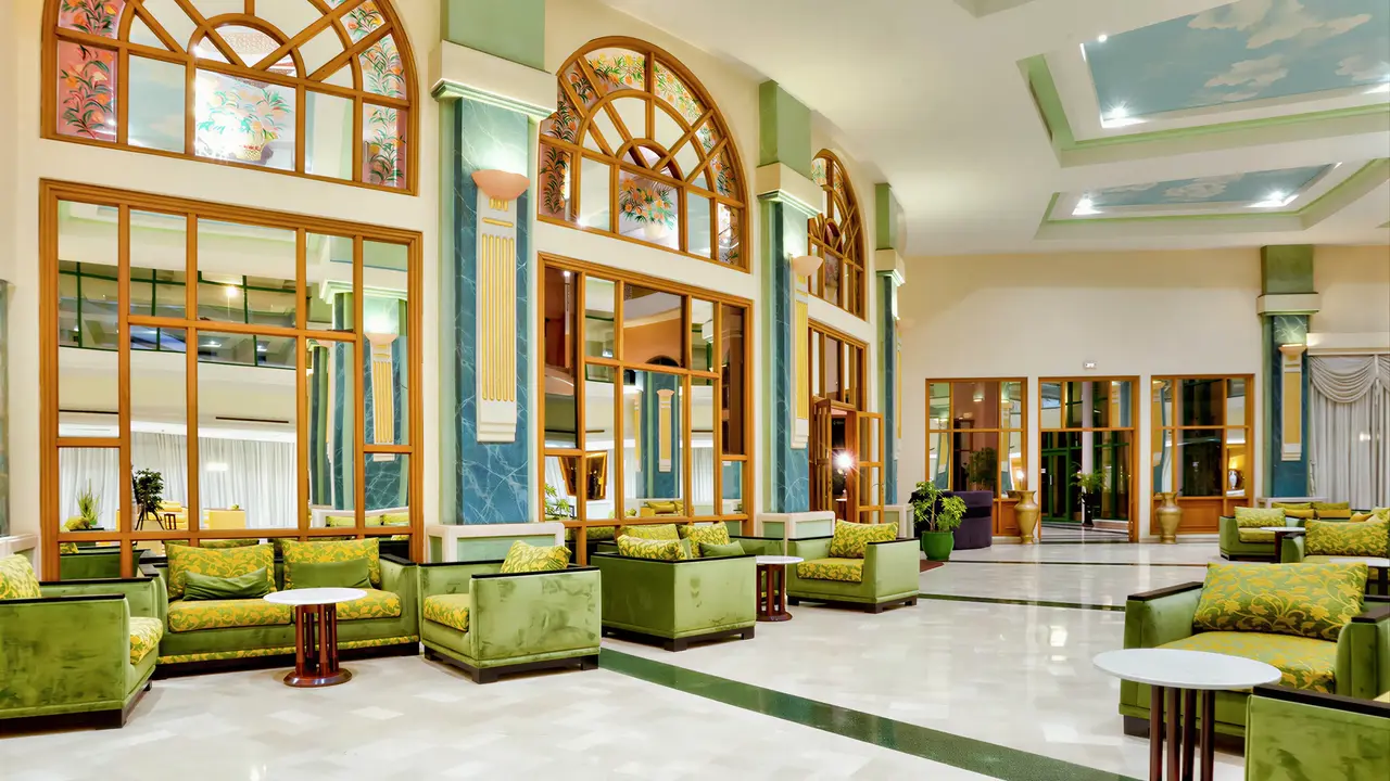 Wnętrze eleganckiego lobby w Agadir Beach Club