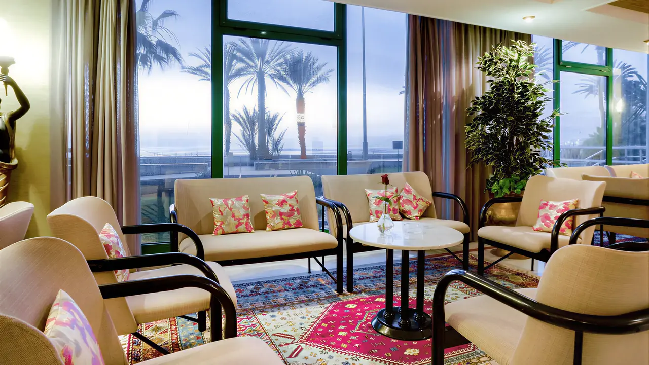 Wnętrze eleganckiego lobby w Agadir Beach Club