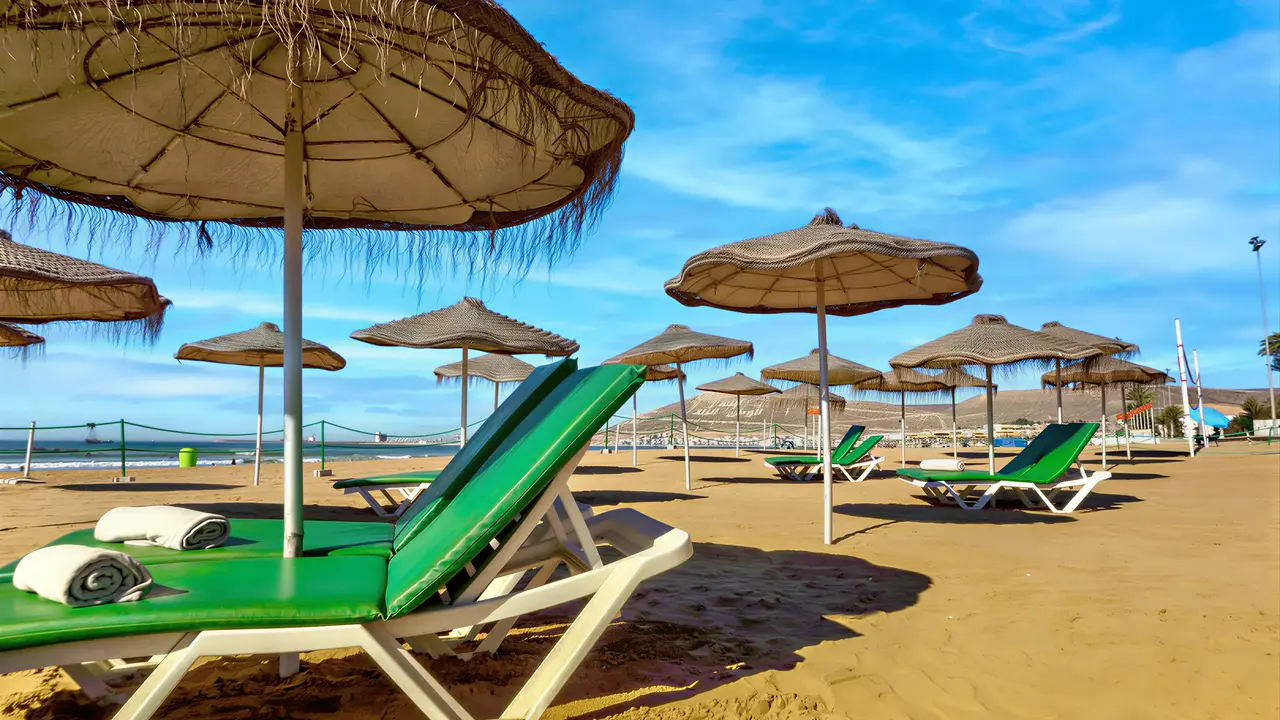 Leżaki i parasole na plaży w Agadir Beach Club