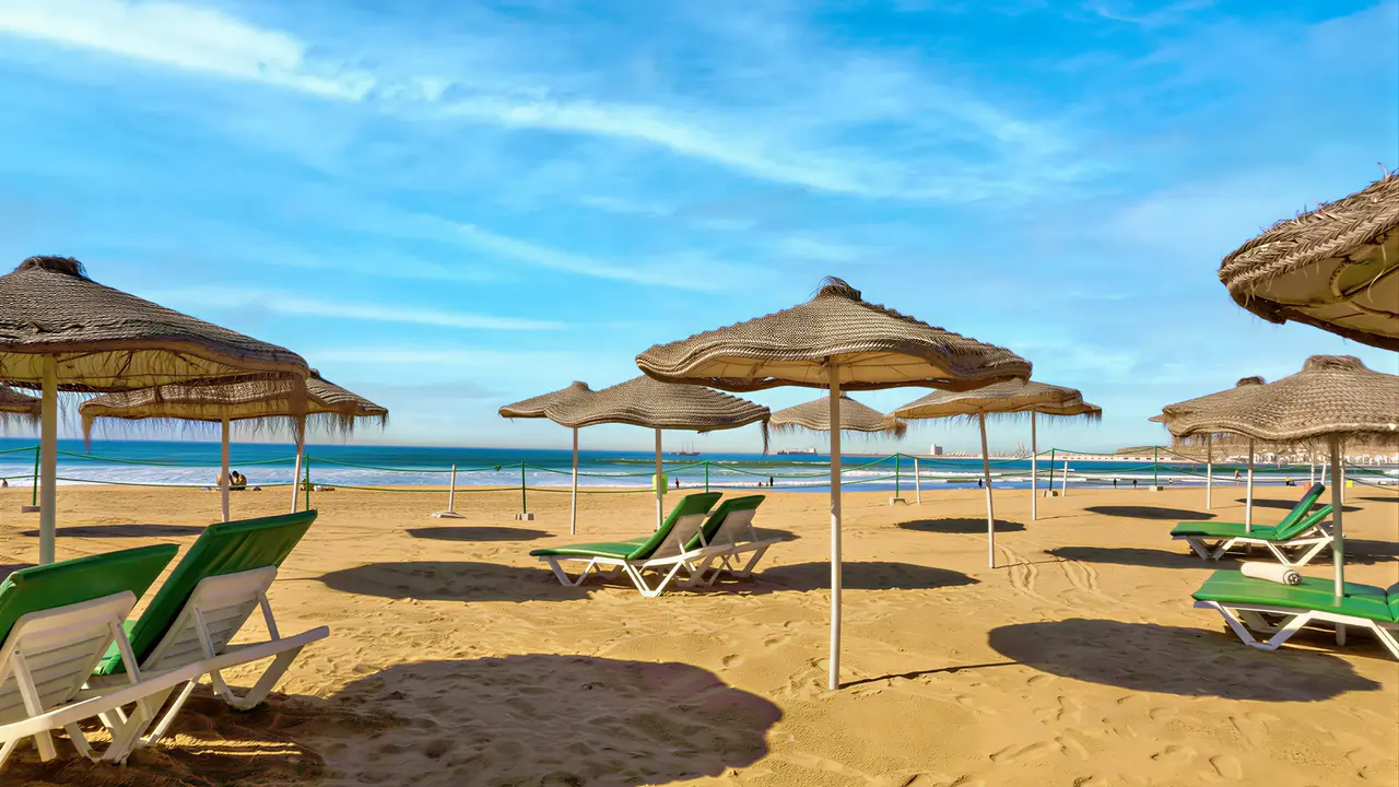 Leżaki i parasole na plaży w Agadir Beach Club
