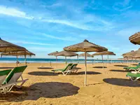 Leżaki i parasole na plaży w Agadir Beach Club