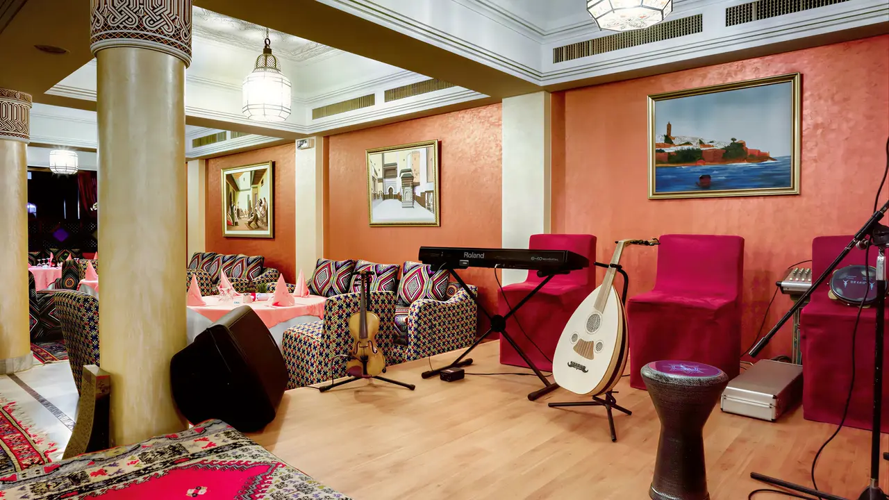 Instrumenty muzyczne i scena w Agadir Beach Club