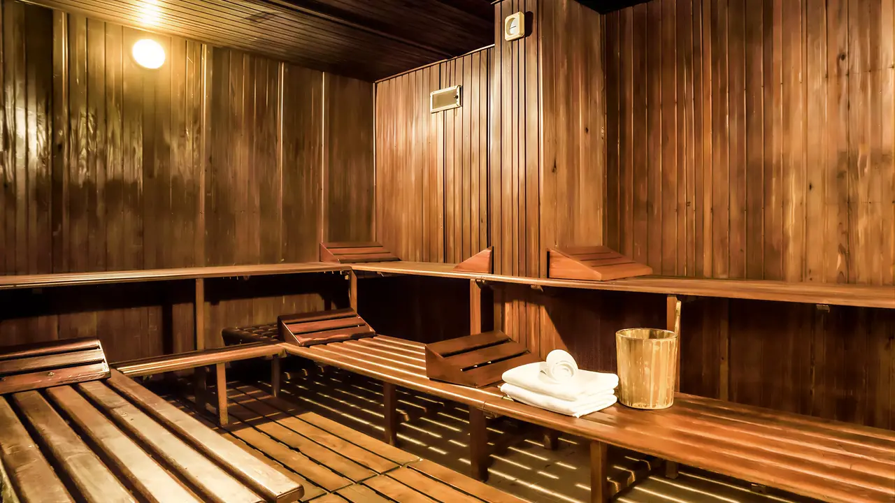 Drewniana sauna w obiekcie Agadir Beach Club