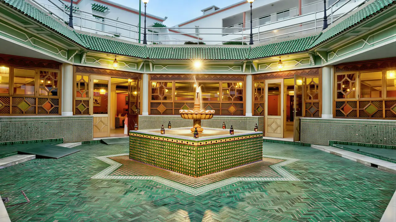 Wewnętrzny dziedziniec z fontanną w Agadir Beach Club