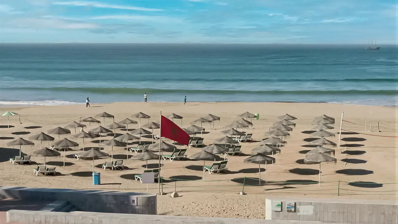 Plaża z leżakami i parasolami w Agadir Beach Club