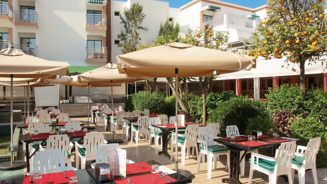 Stolik restauracyjny na zewnątrz w Agadir Beach Club