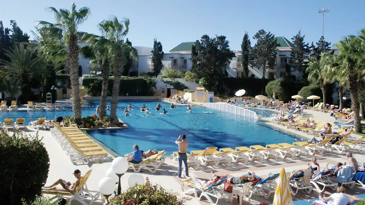 Basen z leżakami w hotelu Agadir Beach Club