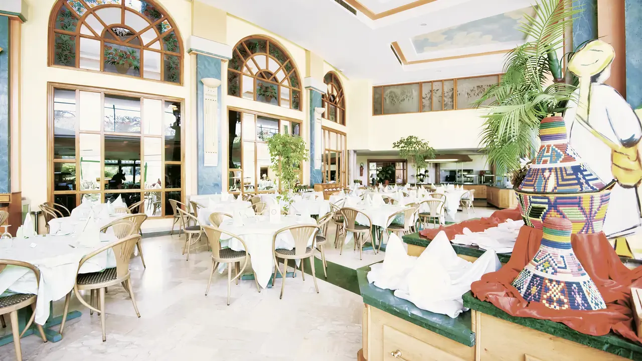 Jasna restauracja z białymi obrusami w Agadir Beach Club