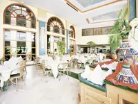 Jasna restauracja z białymi obrusami w Agadir Beach Club
